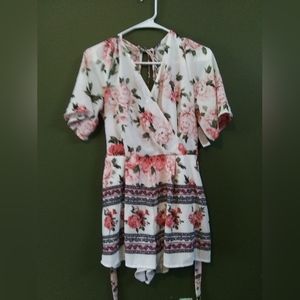 NWT Trixxi Floral romper size large tie back and clasp